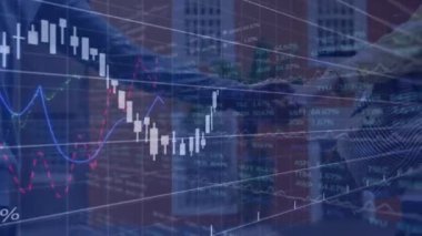 Çeşitli çiftlerin el ele tutuşmalarıyla ilgili veri işleme animasyonu. Küresel iş ve dijital arayüz kavramı dijital olarak oluşturulmuş video.