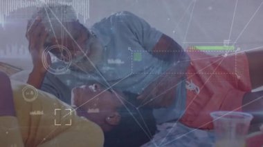 Kıdemli Afro-Amerikan çifti üzerinden bağlantı ağının animasyonu. Küresel iş ve dijital arayüz kavramı dijital olarak oluşturulmuş video.