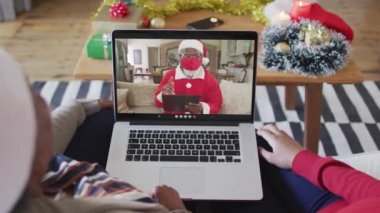 Evde kalıp dizüstü bilgisayar kullanarak Afro-Amerikan ailesine mesaj atmanın animasyonu. Yaşam tarzı, aile ve ev konsepti dijital olarak oluşturulmuş video ile zaman geçirme.