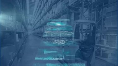 Depodaki forklift üzerindeki ekranlardaki veri işleme ve bağlantıların animasyonu. Küresel gönderme ve veri işleme kavramı dijital olarak oluşturulmuş video.