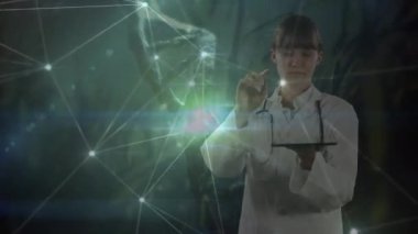 Dijital tablet kullanan beyaz kadın doktor üzerinden parlayan bağlantı ağının animasyonu. Tıbbi araştırma ve bilim teknolojisi kavramı