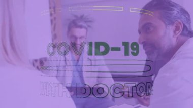 Dijital tablet kullanarak öğrencilere öğreten Kafkas kadın öğretmenlere karşı matematiksel denklemler. Küresel bağlantılar iş dünyası dijital arayüz teknolojisi ve dijital olarak oluşturulan ağ konsepti.