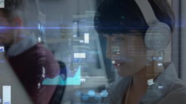 Kafkas iş adamlarının ofislerinde veri işleme animasyonu. Küresel iş ve dijital arayüz kavramı dijital olarak oluşturulmuş video.