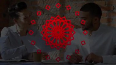 Ofiste çalışan iş adamlarının üzerinden geçen kırmızı desenli bir animasyon. Küresel finans, iş ve veri işleme kavramı dijital olarak oluşturulmuş video.