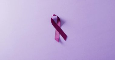 Mor ekleme veya adhd farkındalık kurdelesi videosu. Sağlık hizmetleri, sağlık hizmetleri ve zihinsel sağlık farkındalığı kavramı.