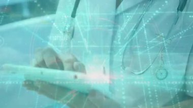 Kafkas kadın doktor üzerinden veri işleme ağı ile bağlantıların animasyonu. Küresel tıp, bağlantılar ve dijital arayüz konsepti dijital olarak oluşturulmuş video.