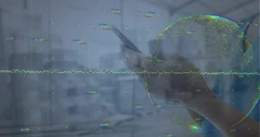 Çift ırklı kadın doktor üzerinde veri işleme olan dünyanın animasyonu. Küresel tıp, sağlık ve dijital arayüz kavramı dijital olarak üretilen video.