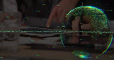 Tablet kullanan çeşitli iş adamları üzerinde küresel ve veri işleme animasyonu. Küresel iş, bilgisayar ve dijital arayüz kavramı dijital olarak oluşturulmuş video.