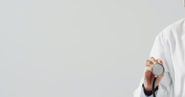 Kafkas doktorunun steteskopla fotokopi çekerken görüntüsü. Tıp, sağlık hizmetleri, sağlık hizmetleri ve sağlık farkındalığı kavramı.