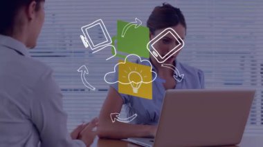 Ofisteki farklı iş adamlarının simgeleriyle bağlantı ağının animasyonu. Küresel iş, bilgisayar ve dijital arayüz kavramı dijital olarak oluşturulmuş video.