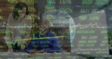 Dünya 'nın animasyonu, ofisteki iş adamları üzerinde finansal veri işleme. Küresel iş, hesaplama, bağlantılar ve dijital olarak oluşturulmuş video işleme kavramı.