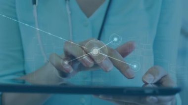 Hastanede dijital tablet kullanan beyaz kadın doktor üzerindeki çizgilerle bağlantılı noktaların animasyonu. Dijital bileşik, çoklu maruz kalma, tıbbi, sağlık, telekomünikasyon ve teknoloji.