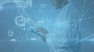 Kafkas erkek doktor üzerinden veri işleme ağı ile bağlantıların animasyonu. Küresel tıp, bağlantılar ve dijital arayüz konsepti dijital olarak oluşturulmuş video.