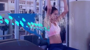 Spor salonundaki melez kadın üzerinde Nft ve Finansal grafiklerin animasyonu. Spor, sağlıklı aktif yaşam tarzı ve teknoloji konsepti dijital olarak oluşturulmuş video.