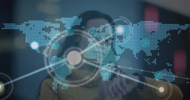 Dünya haritasıyla olan bağlantıların animasyonu. Akıllı seğirme kullanan melez bir kadın üzerinde. Küresel teknoloji, bağlantılar ve dijital arayüz konsepti dijital olarak oluşturulmuş video.