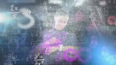 Kafkasyalı bir kadının akıllı bakışlarını kontrol etmesi üzerine matematiksel denklemlerin animasyonu. Küresel bilim ve veri işleme kavramı dijital olarak oluşturulmuş video.