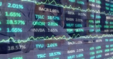 Ofisteki iş adamının finansal veri işleme animasyonu. Küresel iş, hesaplama, bağlantılar ve dijital olarak oluşturulmuş video işleme kavramı.