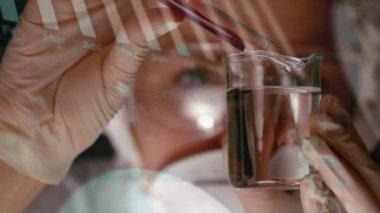 Kafkasyalı kadın bilim adamının deney tüpünü tutarak veri işleme animasyonu. Küresel bilim, bilgisayar ve dijital arayüz kavramı dijital olarak oluşturulmuş video.