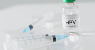 Hpv aşı şişesi ve şırıngaların fotokopi alanı olan videolarını kapat. Tıp, sağlık hizmetleri, sağlık hizmetleri ve sağlık farkındalığı kavramı.