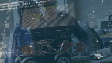 Atölyedeki çeşitli insanlar üzerinde veri işleme animasyonu. Küresel bilim, bilgisayar ve dijital arayüz kavramı dijital olarak oluşturulmuş video.