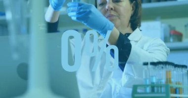 Veri işleme animasyonu ve yüzde yüz beyaz kadın bilim adamı. Küresel bilim ve dijital arayüz kavramı dijital olarak oluşturulmuş video.