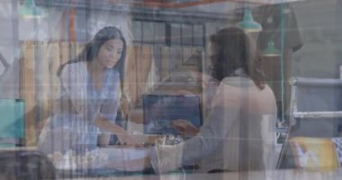 Ofisteki iş adamları üzerinde finansal veri işleme animasyonu. Küresel iş, hesaplama, bağlantılar ve dijital olarak oluşturulmuş video işleme kavramı.