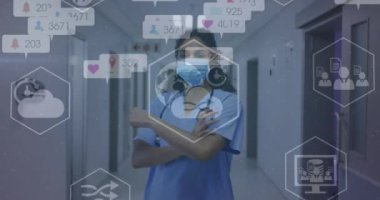 Çift ırklı doktor yerine sayıları olan tıbbi ikonların animasyonu. Küresel tıp, sağlık ve dijital arayüz kavramı dijital olarak üretilen video.