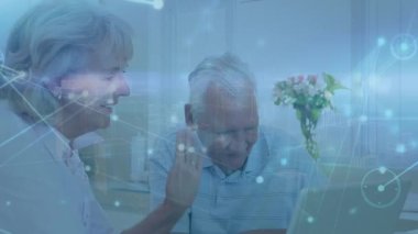 Kafkasyalı bir çiftin dijital şehirle olan bağlantılarının animasyonu. Küresel teknoloji, bağlantılar ve dijital arayüz konsepti dijital olarak oluşturulmuş video.