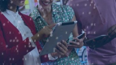 Tablet kullanan bir iş kadını üzerinde ikili kodlama ve veri işleme animasyonu. Küresel iş, finans ve veri işleme kavramı dijital olarak oluşturulmuş video.