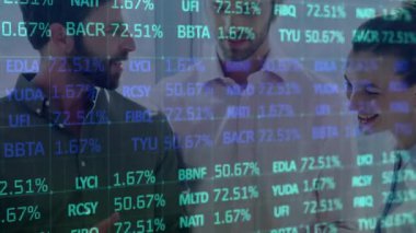 Ticaret kurulunun çok ırklı iş arkadaşlarının ofiste fikir alışverişinde bulunması. Dijital bileşik, çoklu pozlama, borsa, yatırım, takım çalışması, iletişim ve teknoloji.