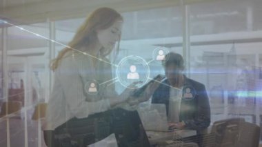 Tablet kullanan Kafkas iş kadını üzerindeki simgelerle bağlantı ağının animasyonu. Küresel iş, bağlantılar ve dijital arayüz kavramı dijital olarak oluşturulmuş video.