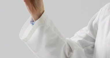 Kafkasyalı kadın doktorun fotokopi odalı gözlük tutuş videosu. Duyular, görüş, sağlık ve sağlık farkındalığı kavramı.