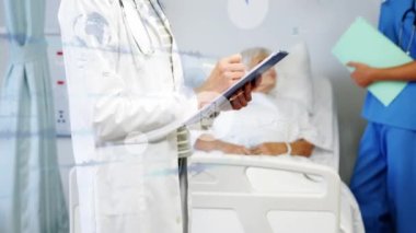 Çeşitli doktor ve hastaların veri işleme ağıyla bağlantılarının animasyonu. Küresel tıp, sağlık ve dijital arayüz kavramı dijital olarak üretilen video.