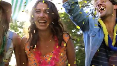 Partideki çeşitli insanların üzerine konfetilerin düşüşünün animasyonu. Parti ve kutlama konsepti dijital olarak oluşturuldu.