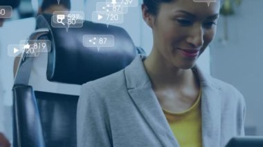 Sosyal medya ikonlarının iş kadınlarının ofiste çalışmasıyla ilgili animasyonu. Küresel iş, finans ve veri işleme kavramı dijital olarak oluşturulmuş video.