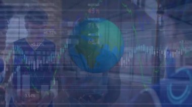 Bilgi arayüzü animasyonu, boş depo, çeşitli koçlar ve oyun planını tartışan oyuncular. Dijital bileşik, çoklu pozlama, küreselleşme, rapor, nakliye, büyüme ve spor konsepti.