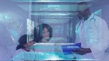 Afro-Amerikan doktor ve hasta üzerinde veri işleme ve DNA dizilimi. Küresel tıp, bilim ve dijital arayüz kavramı dijital olarak üretilen video.