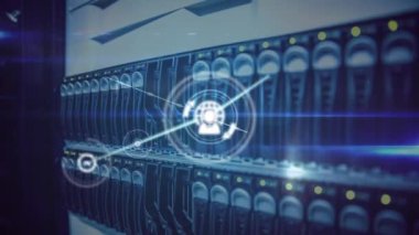 Bilgisayar sunucusu üzerinden simgeler ve veri işleme ile bağlantı ağının animasyonu. Küresel hesaplama, bağlantılar, ağlar ve veri işleme kavramı dijital olarak oluşturulmuş video.