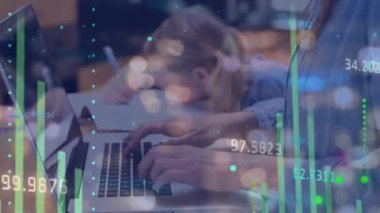 Dizüstü bilgisayarla iş kadınının finansal veri işleme animasyonu. Küresel iş, finans, hesaplama, bağlantılar ve veri işleme kavramı dijital olarak oluşturulmuş video.