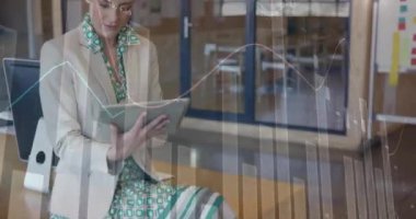 Tablet kullanan beyaz kadın üzerinde veri işleme animasyonu. Küresel iş, bilgisayar ve dijital arayüz kavramı dijital olarak oluşturulmuş video.