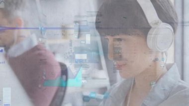 Kafkas iş adamlarının ofislerinde veri işleme animasyonu. Küresel iş ve dijital arayüz kavramı dijital olarak oluşturulmuş video.