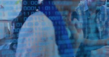 Ofiste çalışan iş adamları üzerinde ikili kodlama ve veri işleme animasyonu. Küresel iş, finans ve veri işleme kavramı dijital olarak oluşturulmuş video.