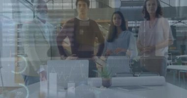 Ofisteki iş adamları üzerinde finansal veri işleme animasyonu. Küresel iş, finans, hesaplama, bağlantılar ve veri işleme kavramı dijital olarak oluşturulmuş video.