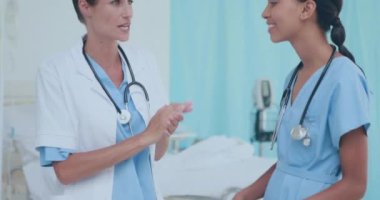 Çeşitli doktorlardan gelen uluslararası işçi günlük metinleri. Küresel tıp, sağlık ve dijital arayüz kavramı dijital olarak üretilen video.