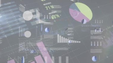 Siyah arkaplan üzerinde veri işleme animasyonu. küresel iş ve dijital arayüz kavramı dijital olarak oluşturulmuş video.