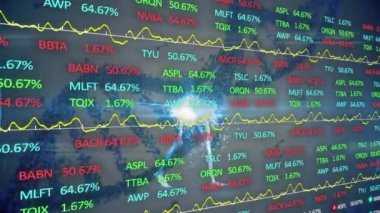 İnsan iskeleti üzerine borsa animasyonu ve kara arka planda DNA ipliği. Küresel bilim, bilgisayar ve dijital arayüz kavramı dijital olarak oluşturulmuş video.