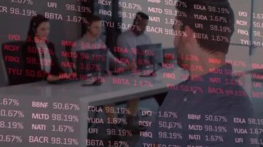 Ticaret kurulunun animasyonu, ofisteki çeşitli iş arkadaşlarına bakan gülümseyen beyaz bir müdür. Dijital bileşik, çoklu pozlama, yatırım, müşteri hizmetleri temsilcisi, teknoloji.