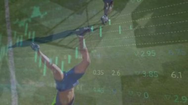 Futbolcular üzerinde finansal veri işleme animasyonu. Küresel spor, rekabet, finans, iş ve veri işleme kavramı dijital olarak oluşturulmuş video.