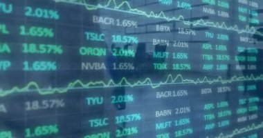 Ofisteki iş kadınları üzerinde finansal veri işleme animasyonu. Küresel iş, finans, hesaplama, bağlantılar ve veri işleme kavramı dijital olarak oluşturulmuş video.