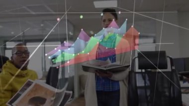 Ofisteki çeşitli iş adamlarıyla olan bağlantıların animasyonu. Küresel iş ve dijital arayüz kavramı dijital olarak oluşturulmuş video.